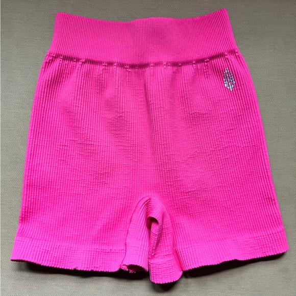 NEW FP Movement Happiness Runs Prajna Hot Pink Ribbed Shorts Size XS/S NWOT - Picture 1 of 4